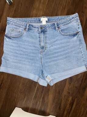 Women’s Light Blue Rolled-Hem Denim Shorts